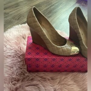 Tory Burch Women's wedge in Tan and Gold 8.5 well loved fair condition